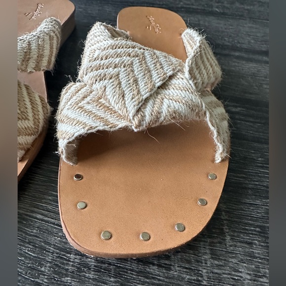 Universal Thread Sandals - Picture 4 of 6